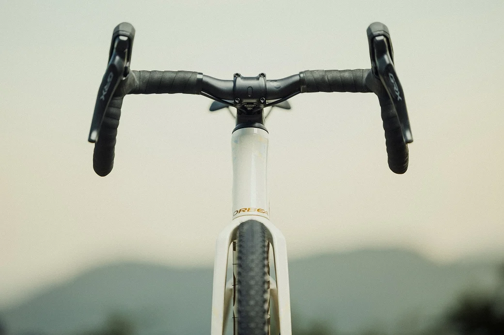 Orbea Terra H Aluminium Gravelbike Seitenansicht auf Schotterweg