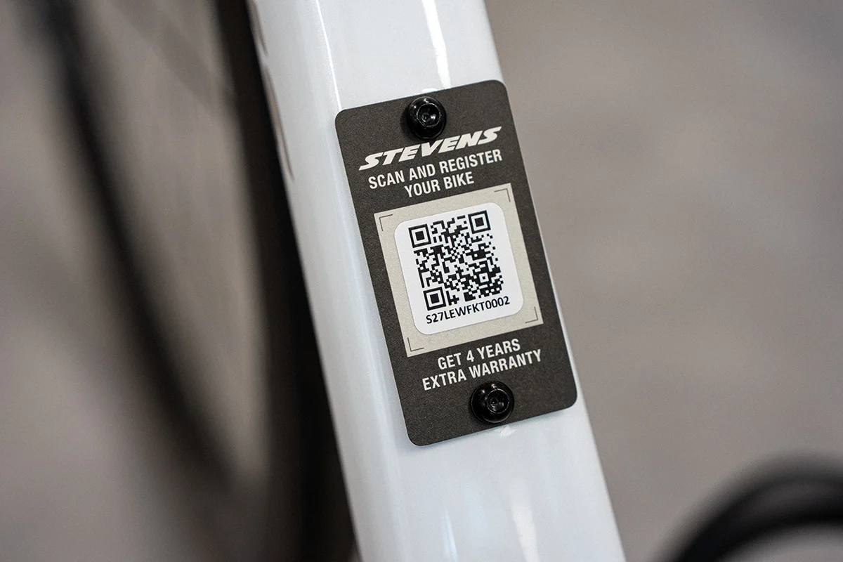 Stevens Fahrradrahmen mit angebrachter Registrierkarte und QR‑Code
