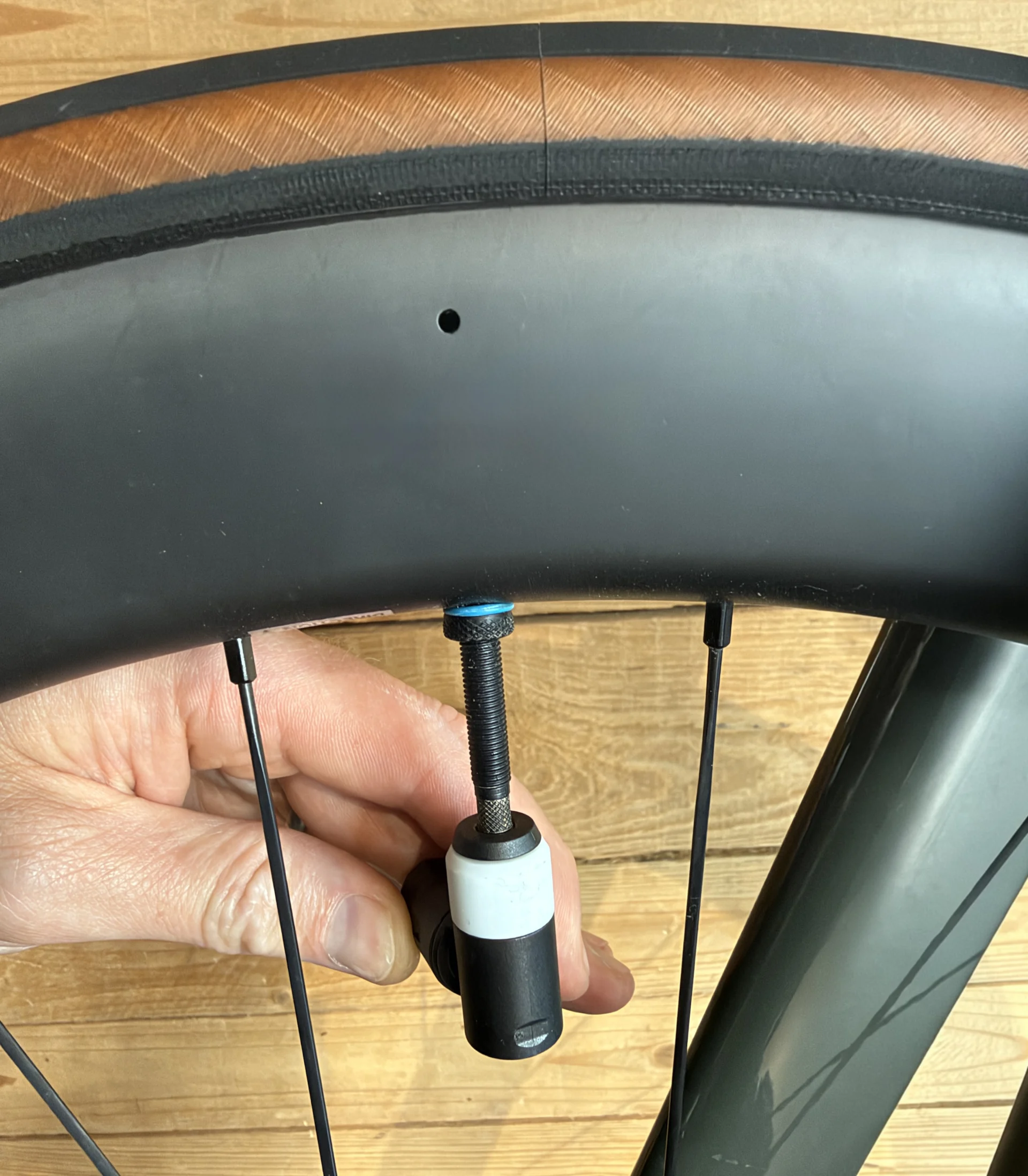 Rennrad-Reifendruck: die richtige bar-Zahl nach Gewicht und Reifenbreite