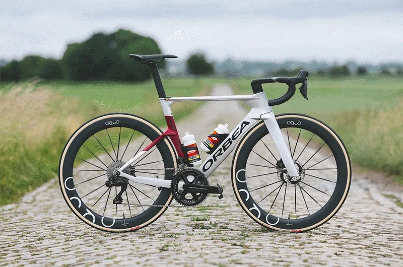 Orbea Orca Aero Rennrad Seitenansicht mit aerodynamischem Rahmen