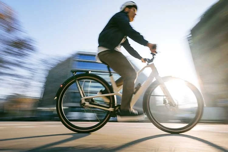 Orbea Diem urbanes E‑Bike vor städtischer Kulisse