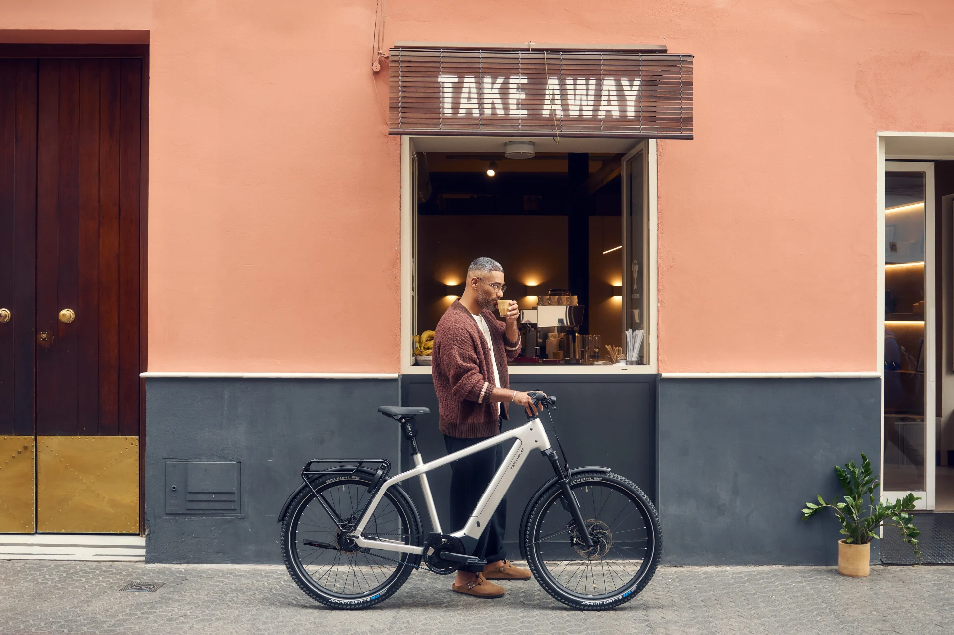 Riese und Müller Charger 5 — Coffee Stop mit einem Riese und Müller eBike