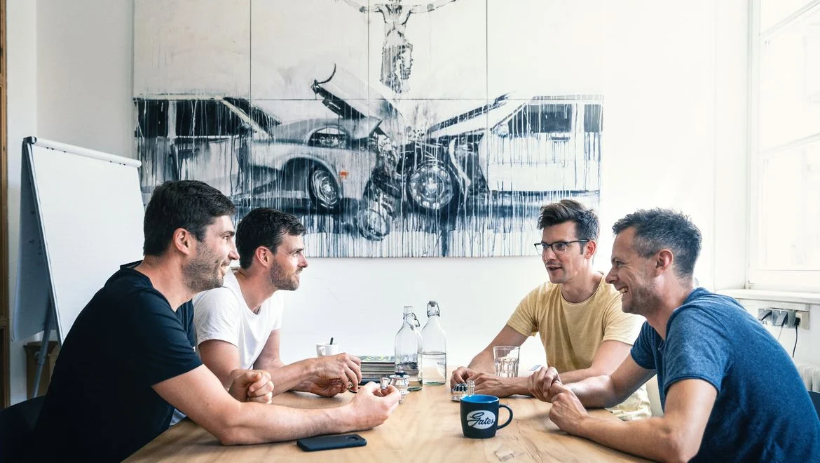 Schindelhauer Team — Die Gründer von Schindelhauer sitzen an einem Tisch