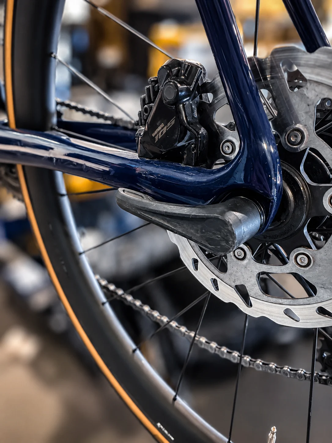 Shimano Bremse 105 — Hinterrad eines Fahrrades mit Scheibenbremse